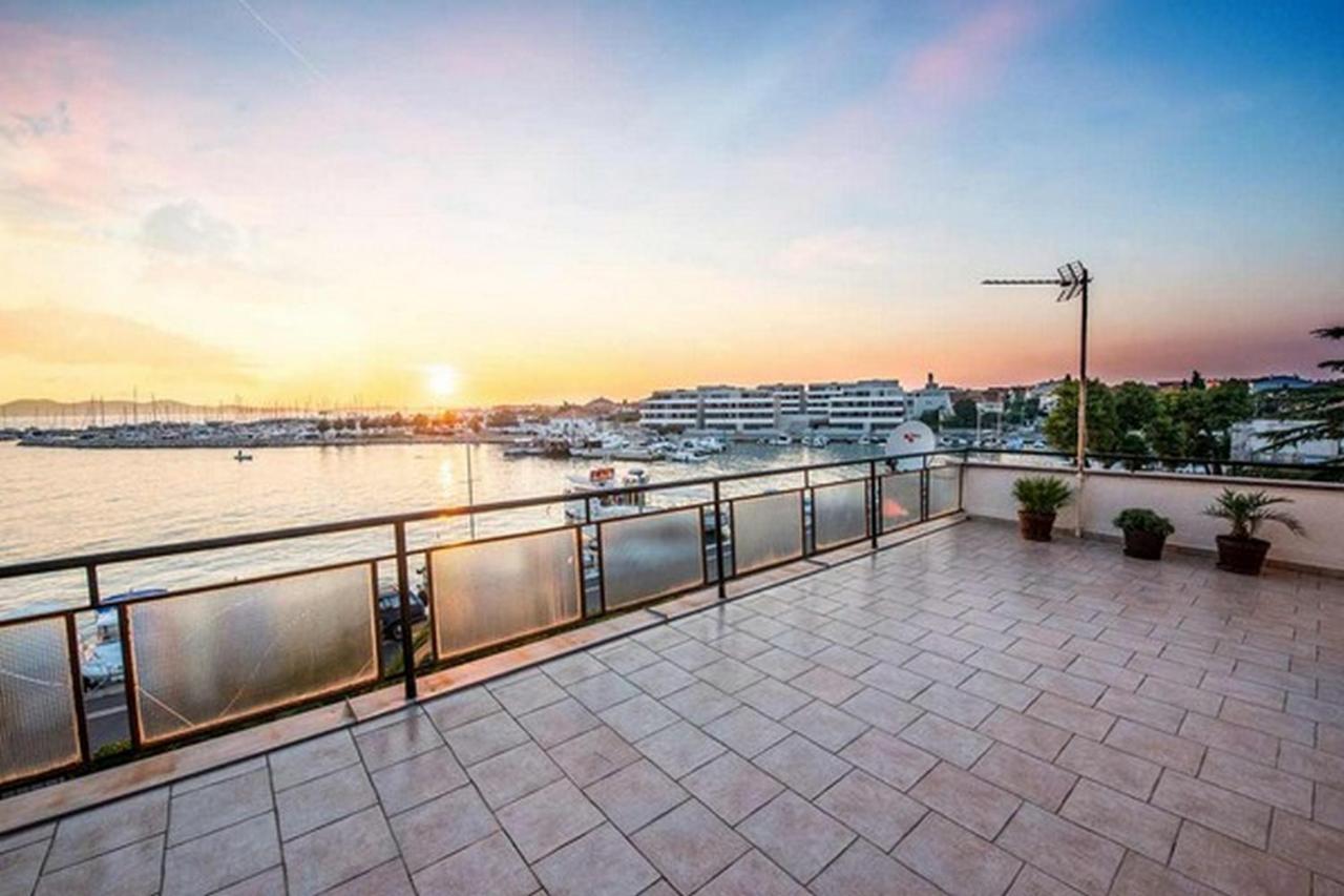 Amazing Seaview Apartment With A Balcony Near The Beach - Kneza Trpimira I 扎达尔 外观 照片