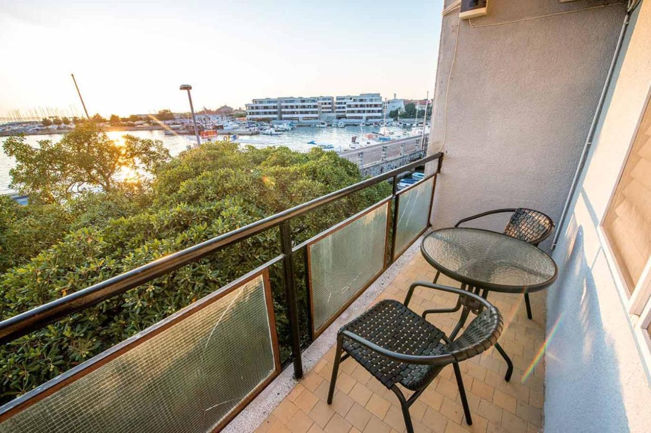 Amazing Seaview Apartment With A Balcony Near The Beach - Kneza Trpimira I 扎达尔 外观 照片