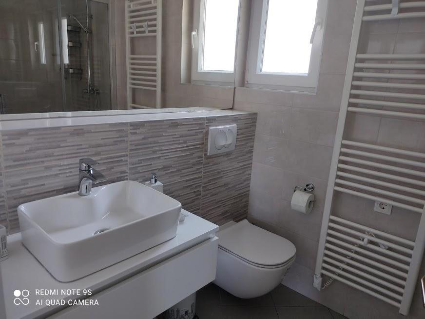 Amazing Seaview Apartment With A Balcony Near The Beach - Kneza Trpimira I 扎达尔 外观 照片