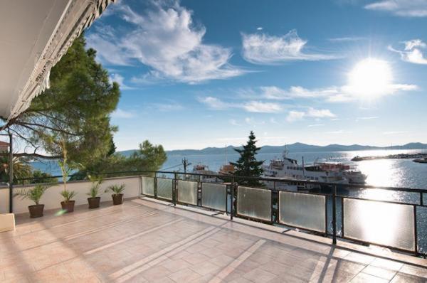 Amazing Seaview Apartment With A Balcony Near The Beach - Kneza Trpimira I 扎达尔 外观 照片